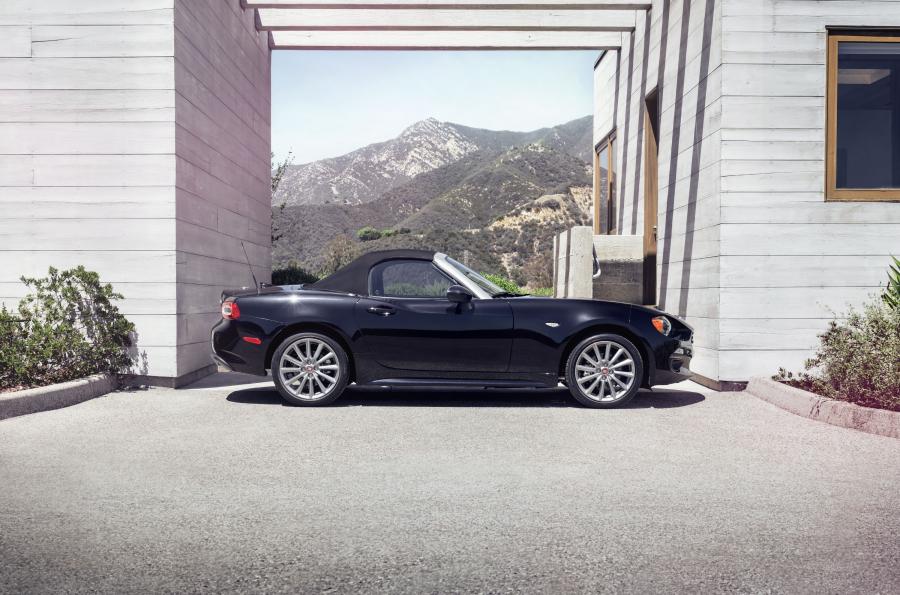  Fiat 124 Spider 2016 года  (US) (фото 12 из 36)